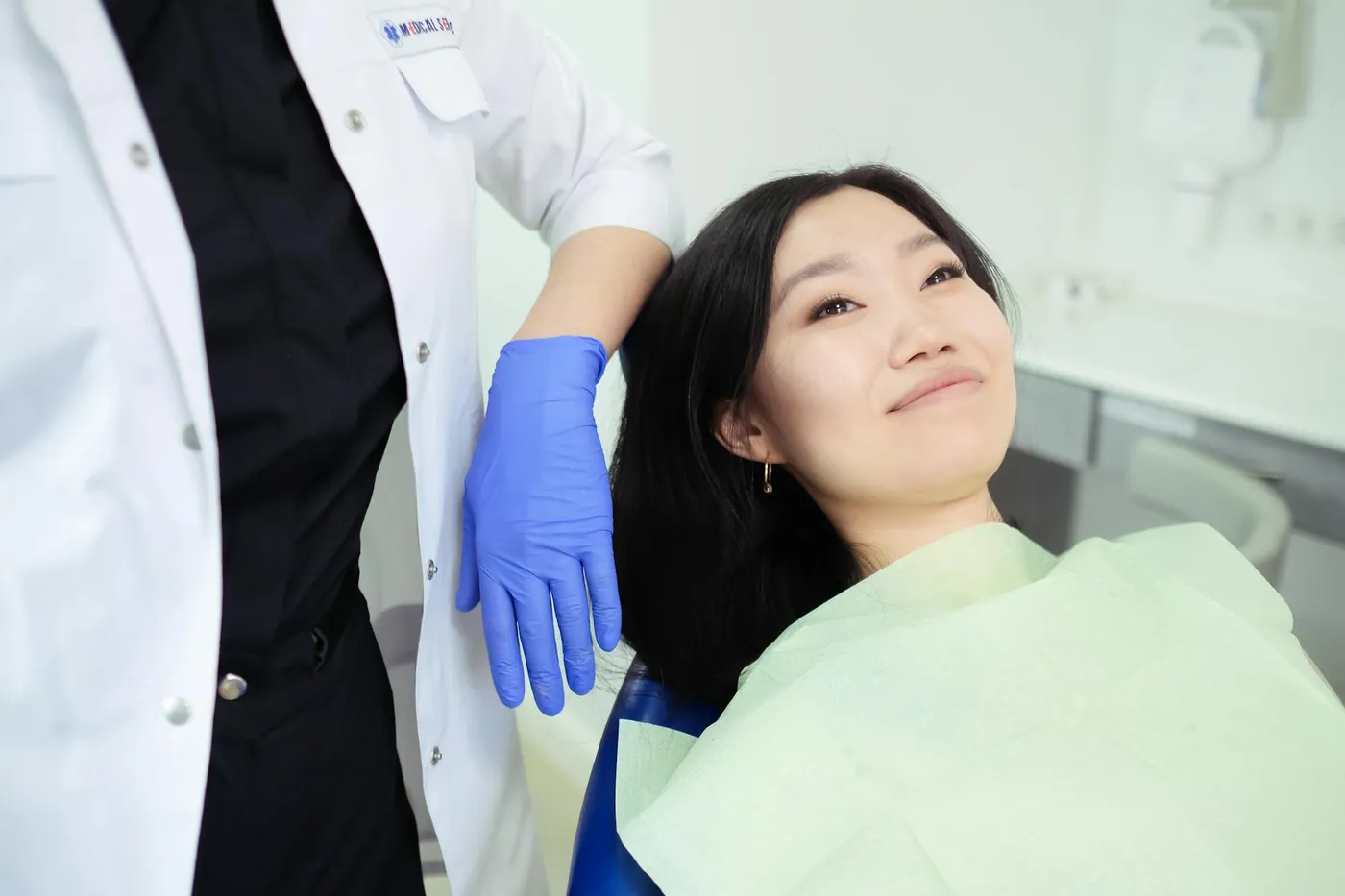 Dentista atendiendo con calidez a una paciente en Shine Dental Room