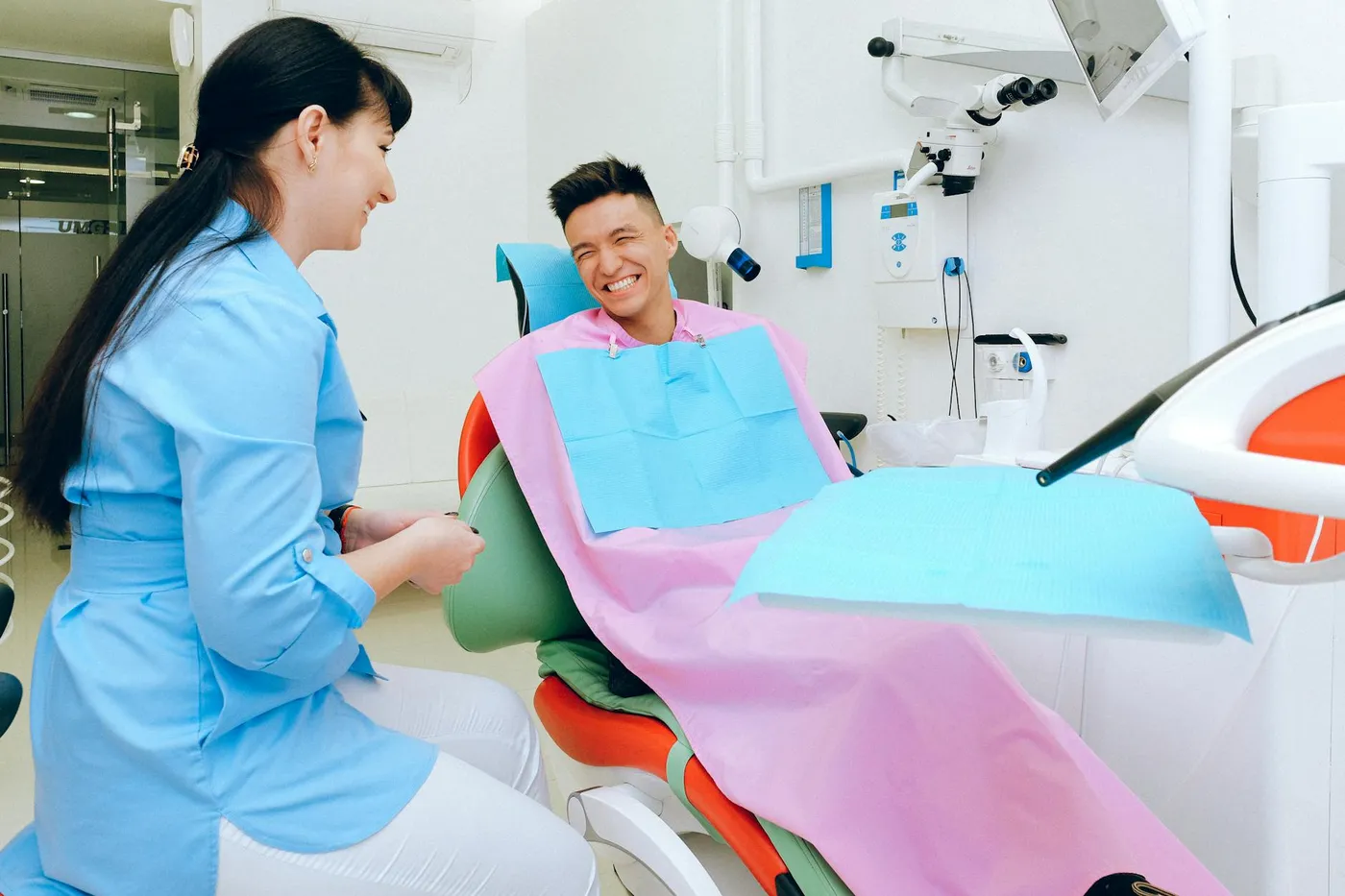 Paciente relajado y sonriente con su dentista en Shine Dental Room
