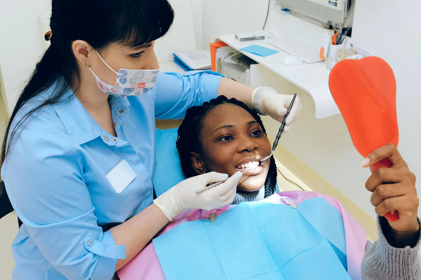 Paciente revisando su sonrisa en el espejo en Shine Dental Room