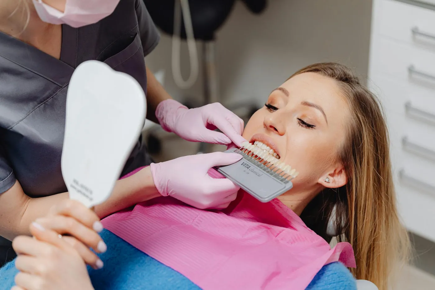 Selección de tono para blanqueamiento dental en Shine Dental Room