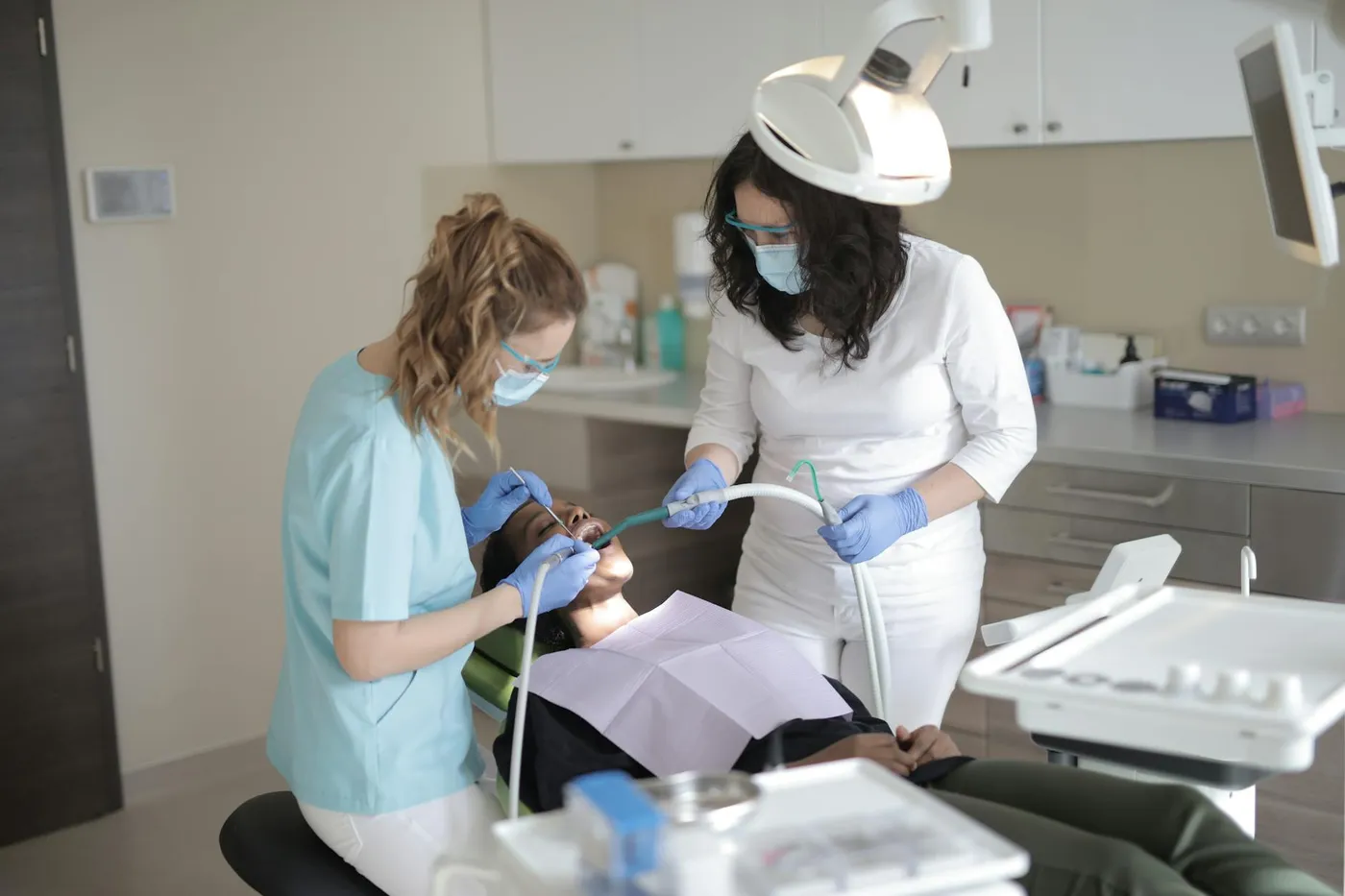 Equipo de Shine Dental Room durante una consulta