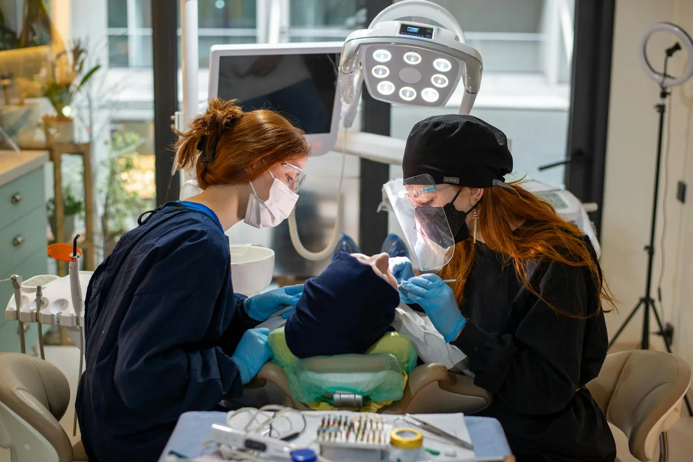 Consultorio moderno y luminoso de Shine Dental Room