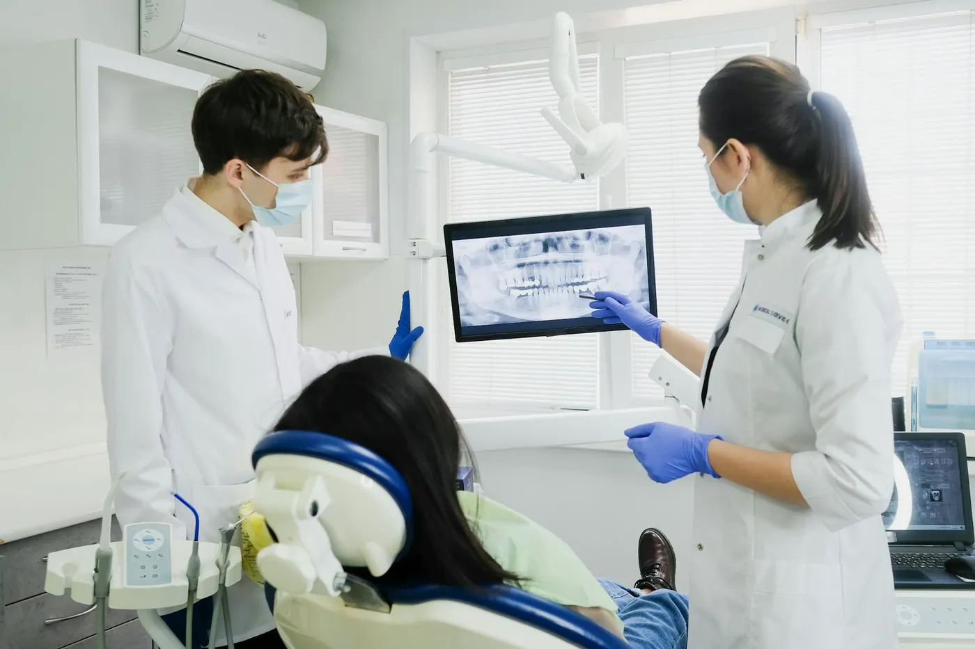 Revisión de radiografía dental en pantalla en Shine Dental Room