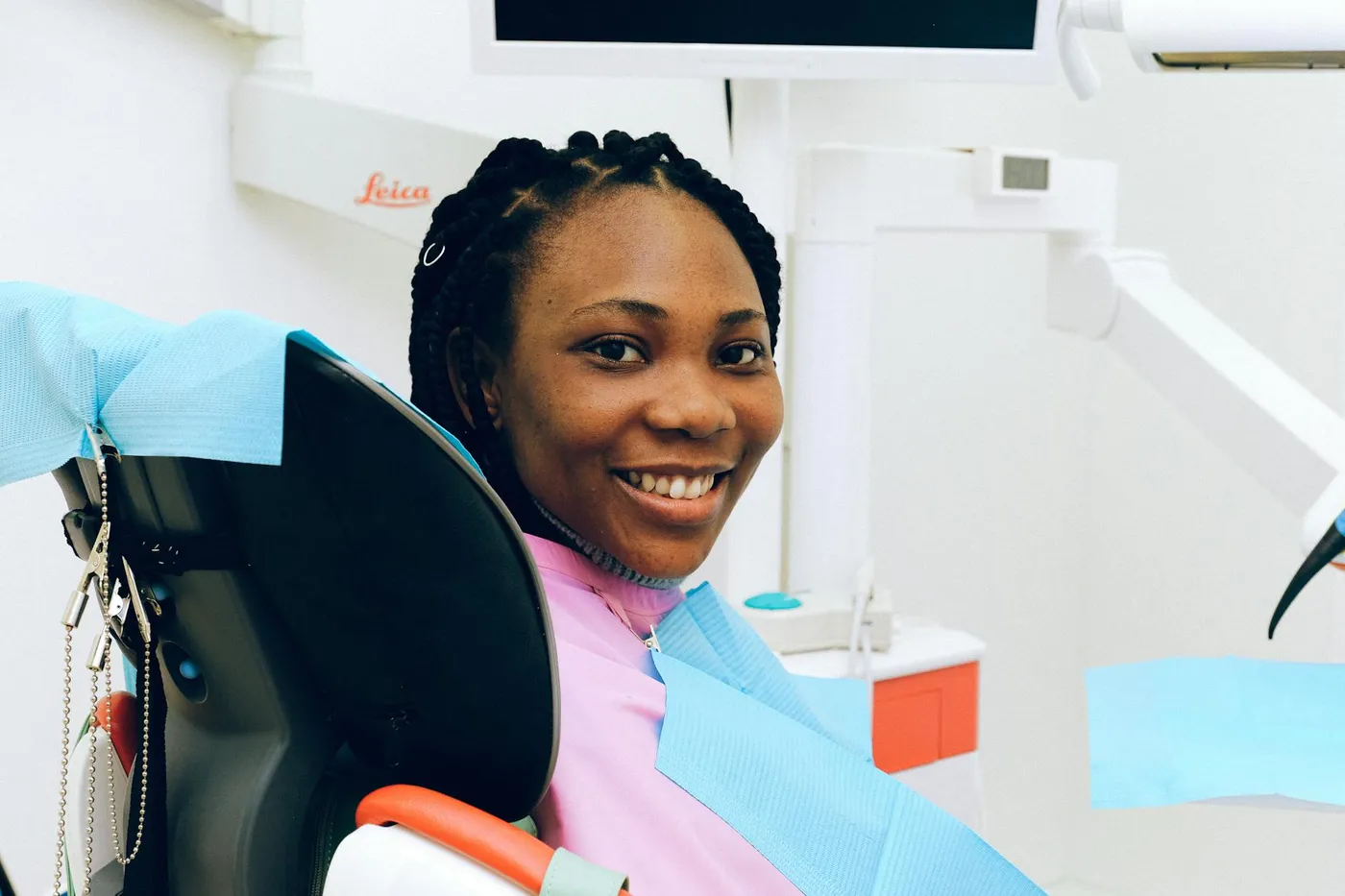 Paciente feliz en su cita en Shine Dental Room