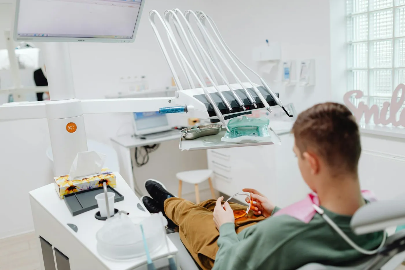 Paciente relajado en el consultorio de Shine Dental Room